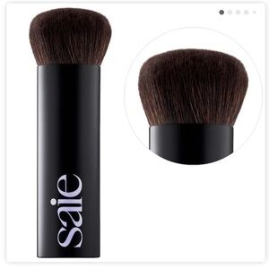 Saie
THE BASE BRUSH
MADE FOR DEW BRONZE™ + GLOWY TINT